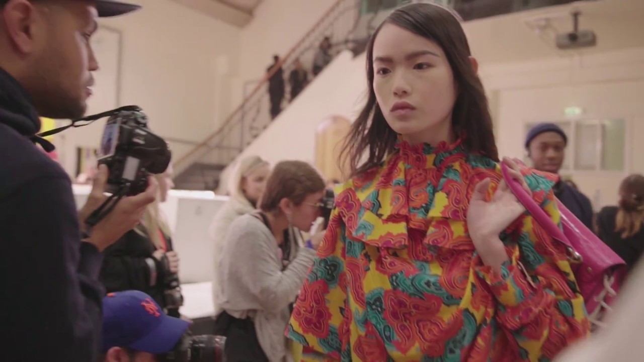 The Minute Before: J.W. Anderson Fall-Winter 2018-19 - L'OFFICIEL