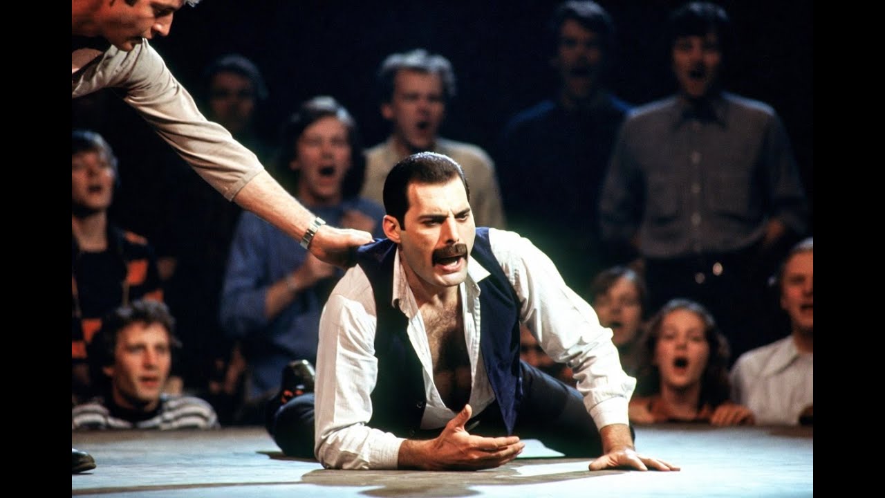 FREDDIE MERCURY COLAPS&Oacute; EN EL ESCENARIO &mdash; LA REACCI&Oacute;N DEL P&Uacute;BLICO LO HIZO LEVANTARSE