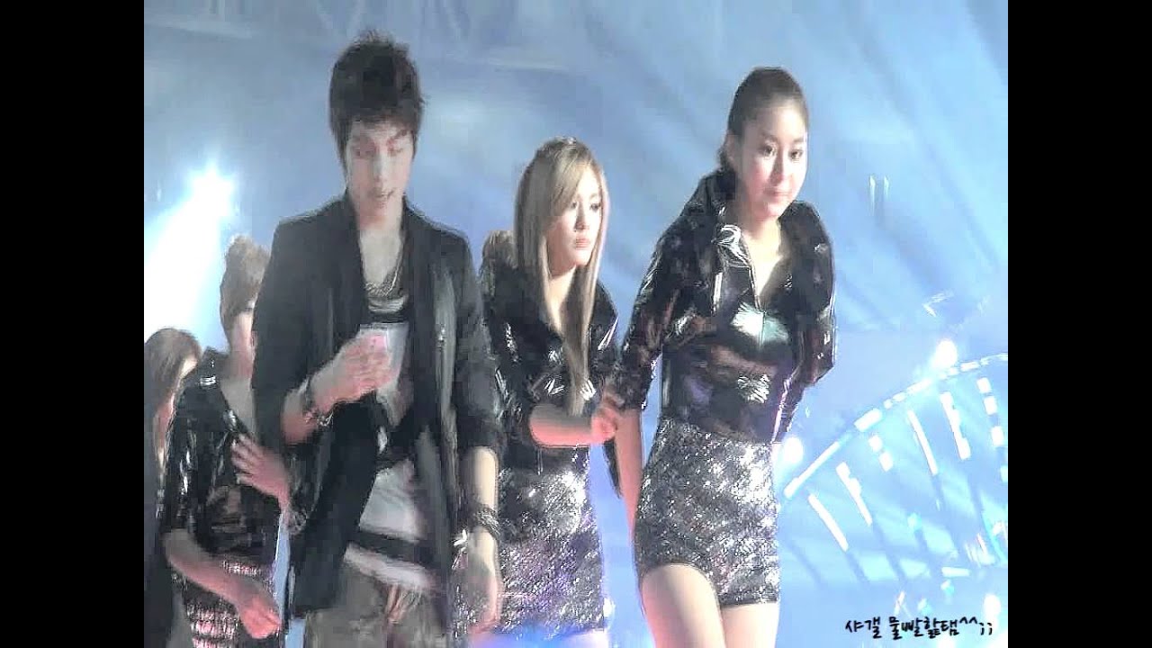 [fancam] 111231 SHINee Jonghyun selca with CNBlue Jonghyun + take photos of fans @ мвс Gayo