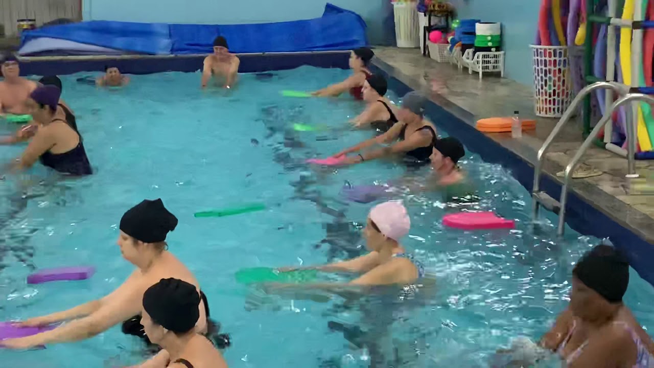 Aulas de hidroginástica com a professora Christiane Padovani