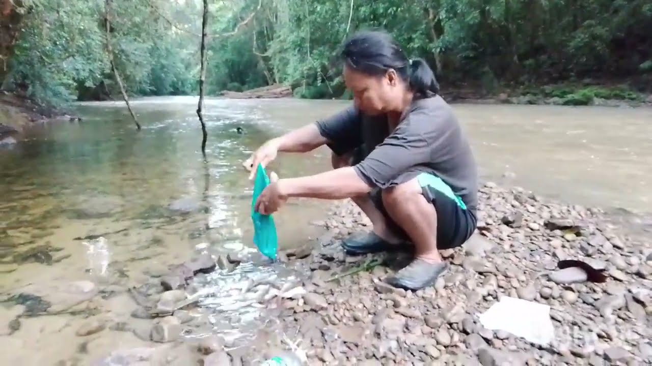 Sebelum pulang, kami berbagi ikan salai dan makan2 dulu sebelum pulang@jejaklangkah-1224 