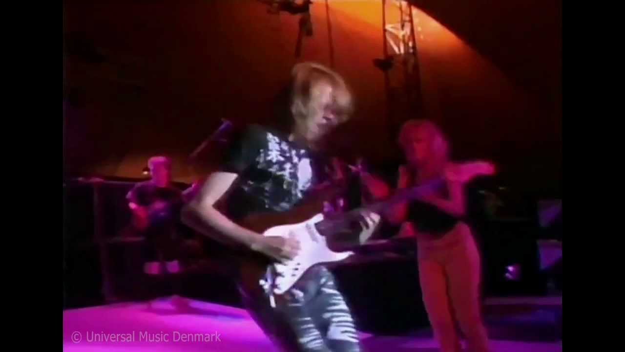 Sneakers - Woodoo (Live '83)