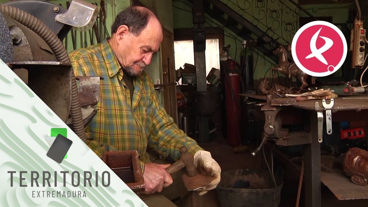 Rufino, herrero desde niño, se reinventa y se adentra en la escultura  | Territorio Extremadura