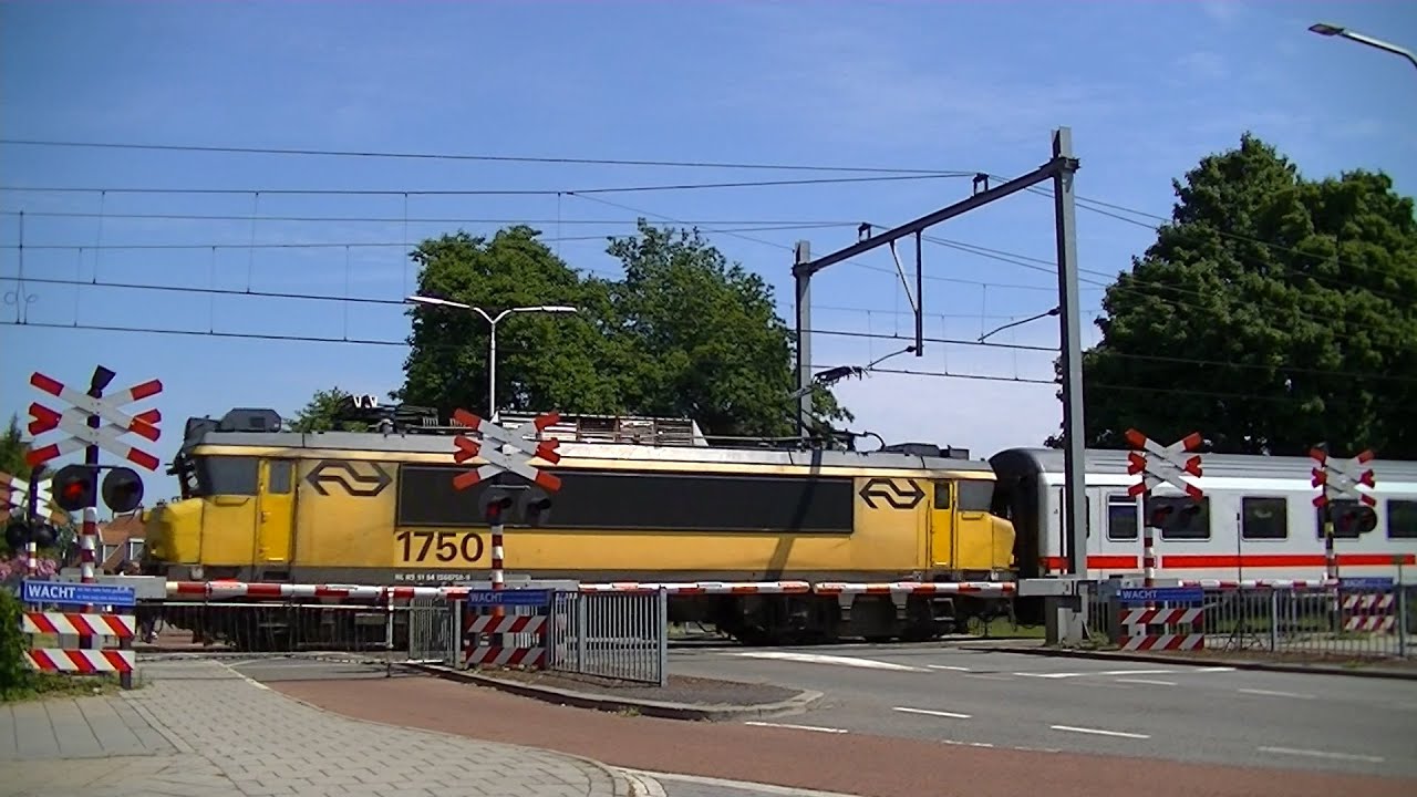 Spoorwegovergang Almelo de Riet // Dutch railroad crossing