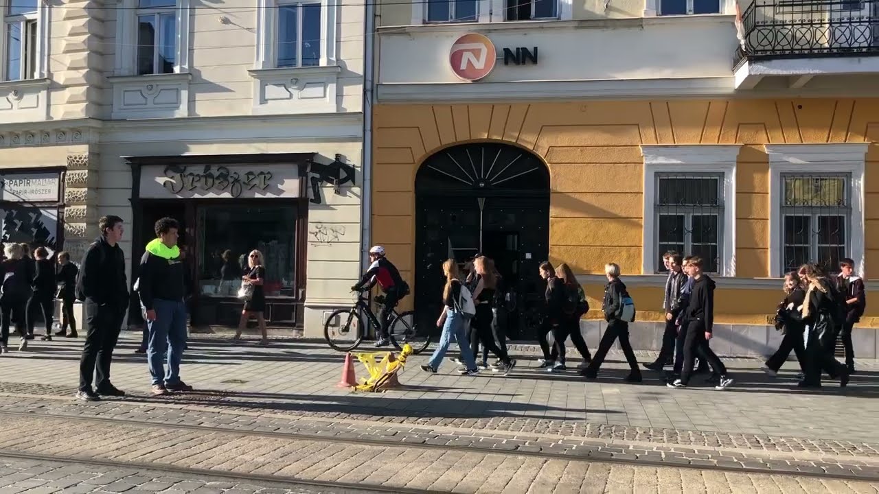 Tüntetés a miskolcon a Herman gimnázium elbocsátott igazgató-helyetteséért