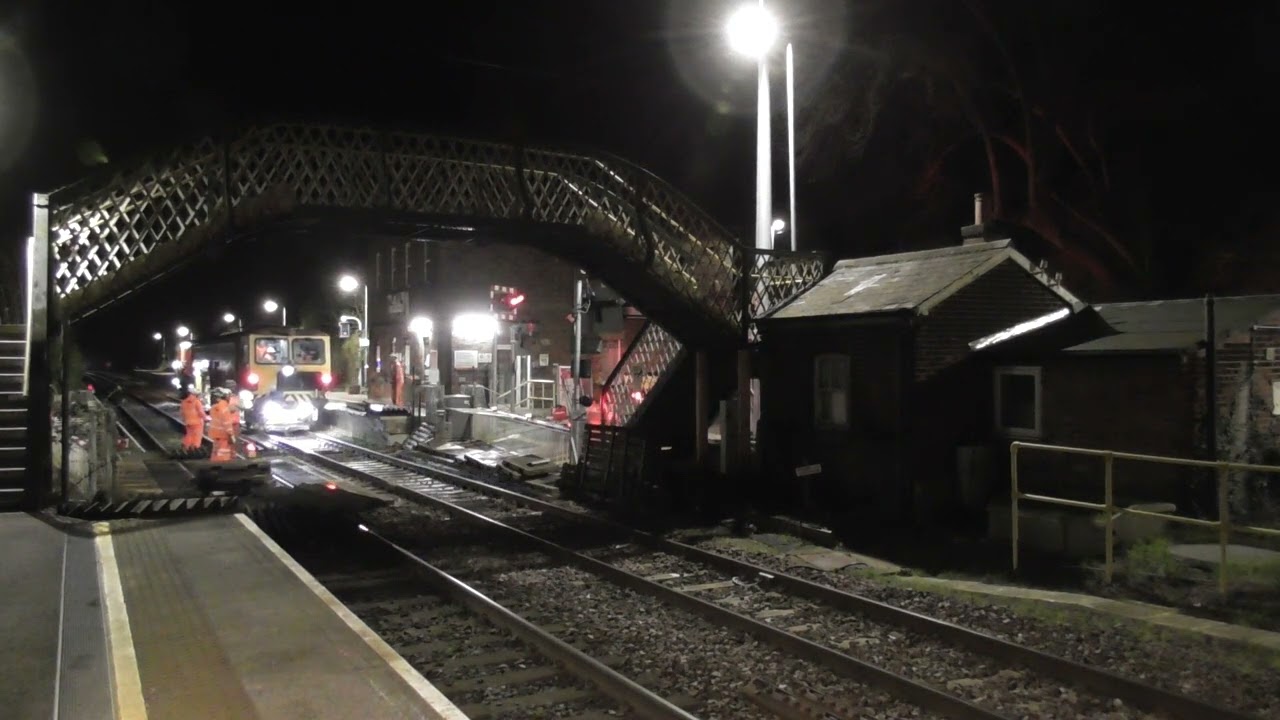 (Wrong Direction Move) DR73908 (2 Tone) Crosses Brundall Station LC (05/03/2024)