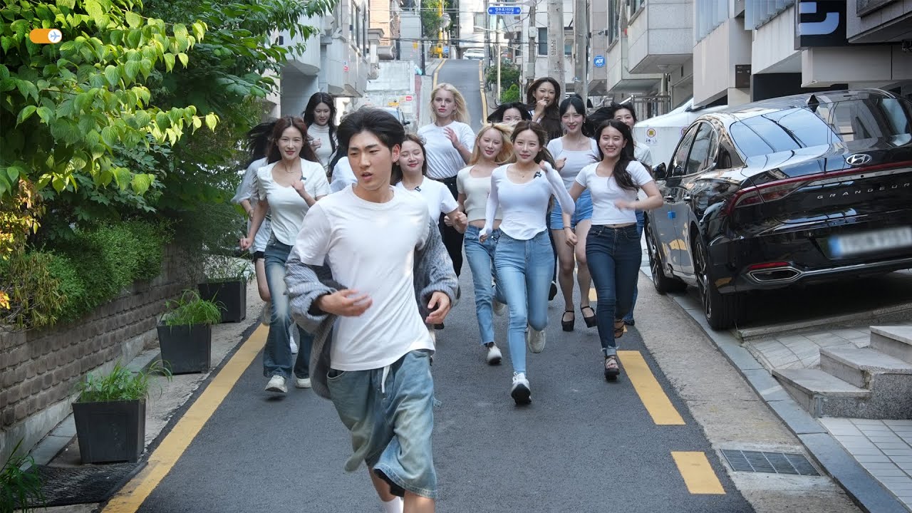 갑자기 미녀들이 쫓아올 때 남자들 반응 몰아보기