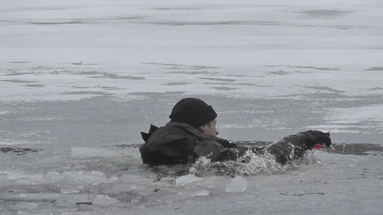 Einbruch ins Eis Selbstversuch / Breaking through ice self-experiment