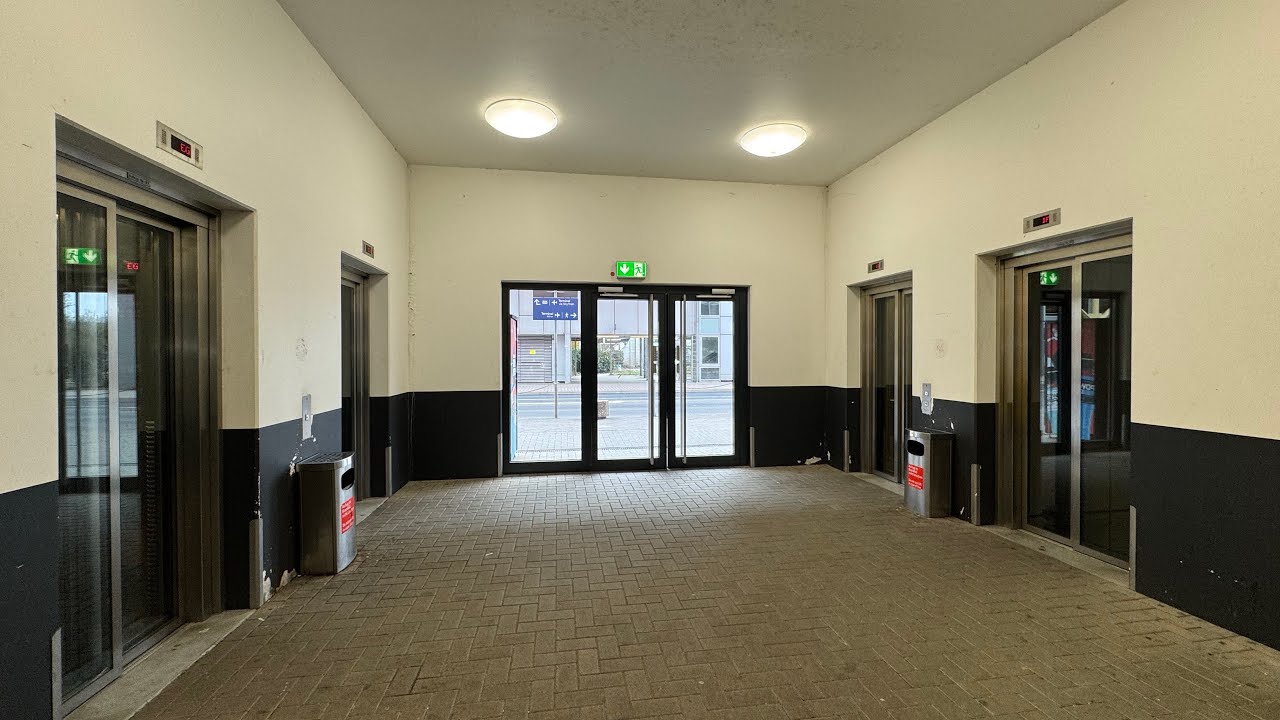 2006 ThyssenKrupp Aufzug in einem Parkhaus P5 in Düsseldorf 