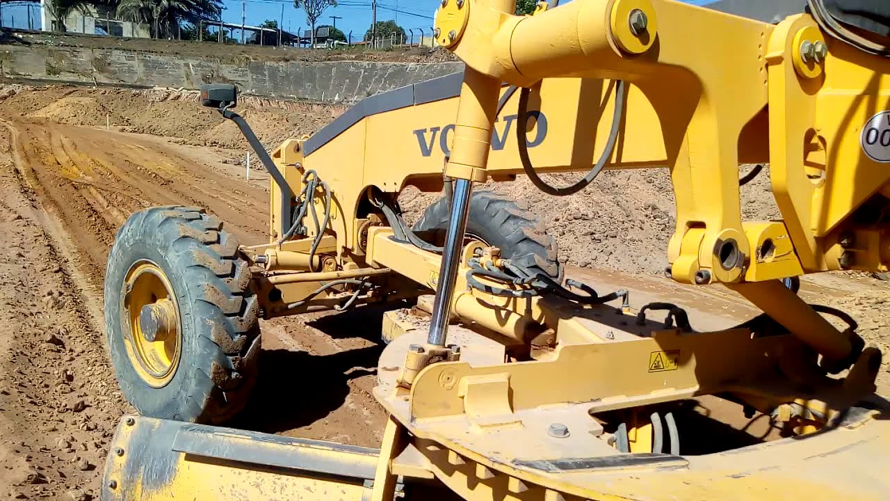 Motoniveladora Volvo fazendo barulho no gira círculo