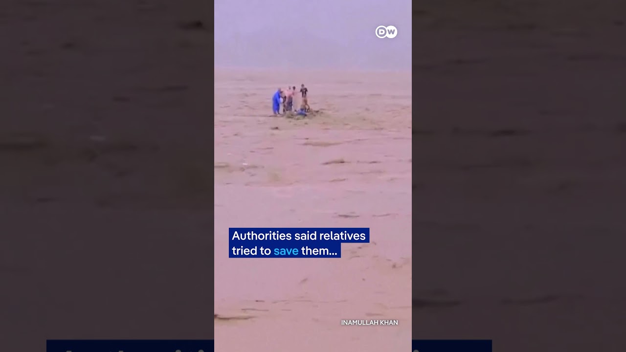 Family in Pakistan trapped by flood waters | DW News