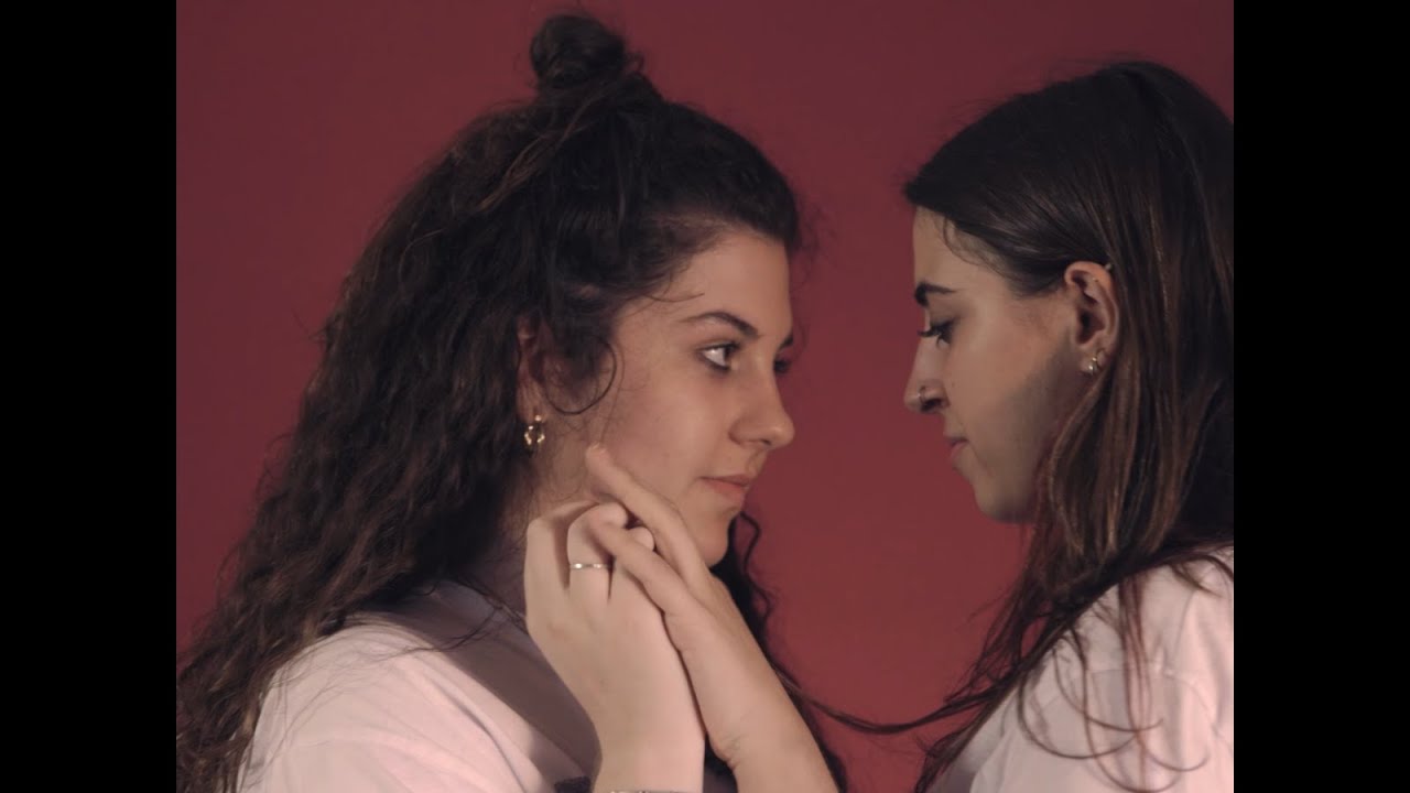 ALGUIEN MIRA A OTRO ALGUIEN (music film "He llorao por ti") de Juliet Mayo