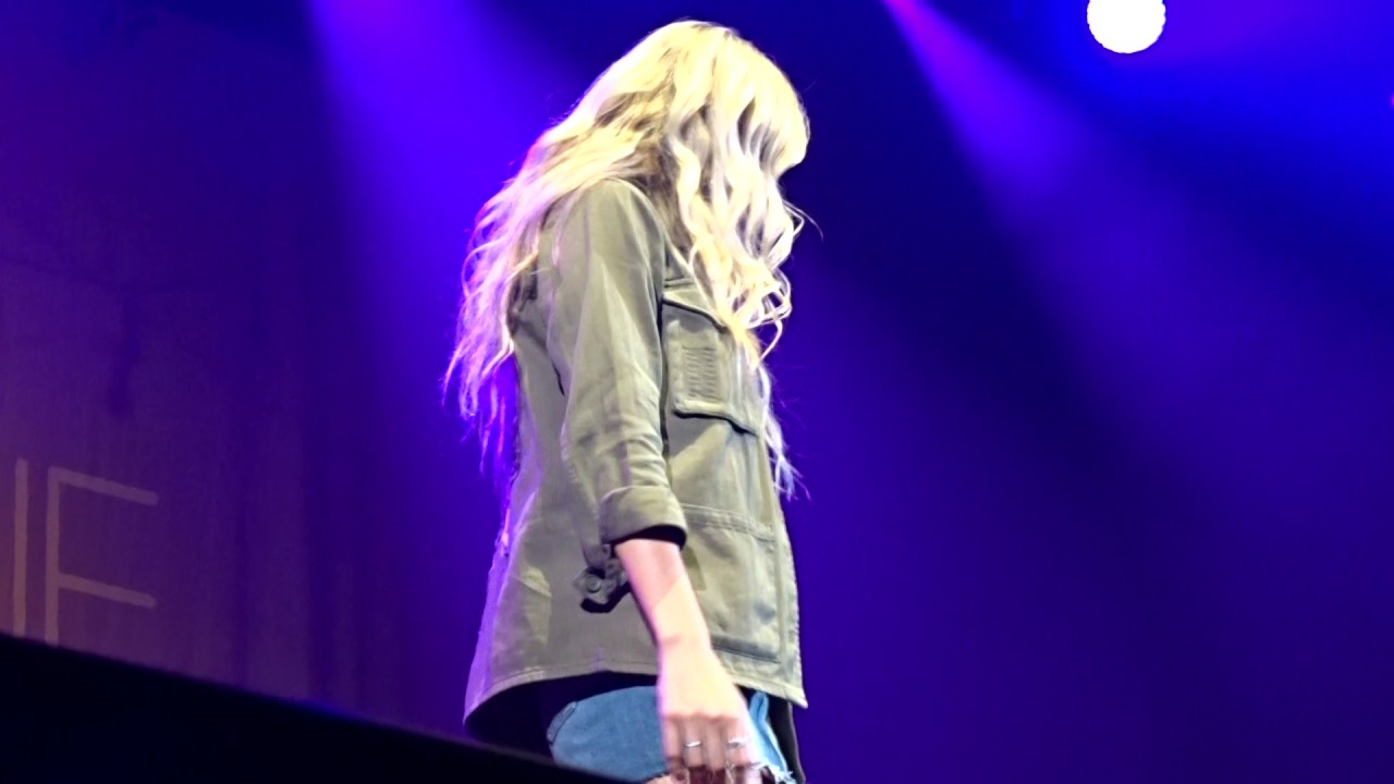 Madeline Merlo - Over and Over - Live in Red Deer