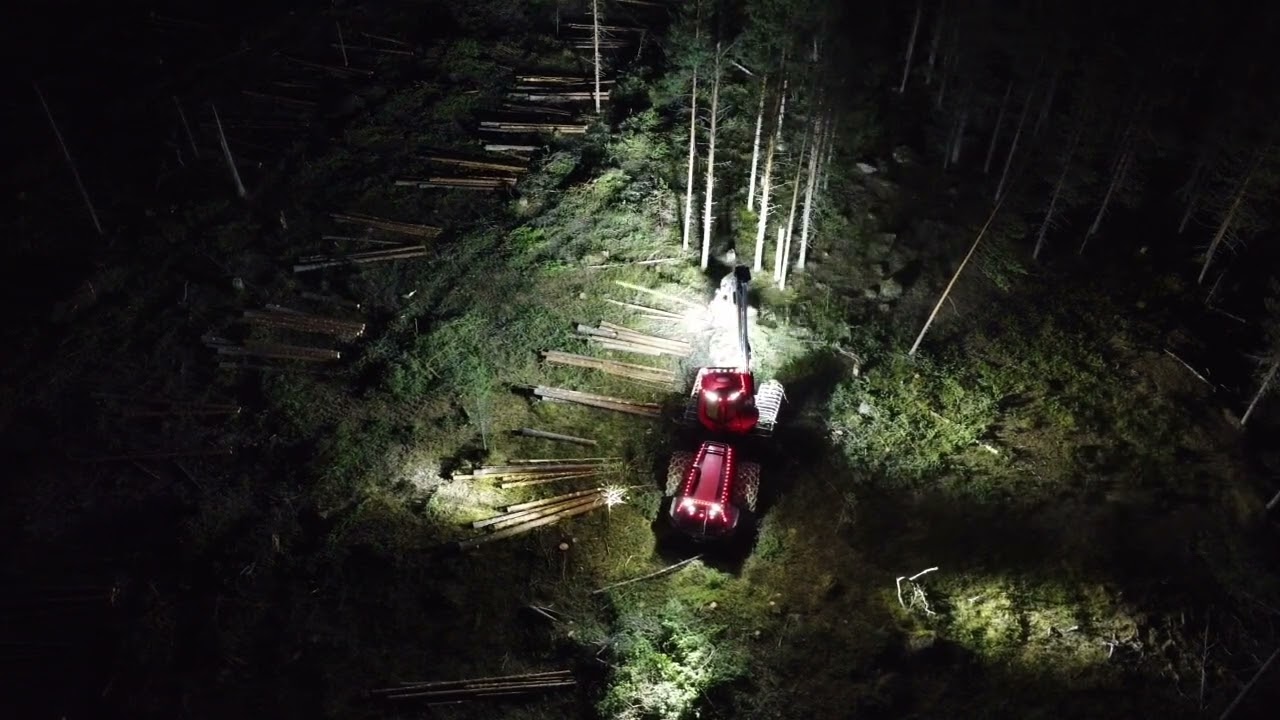 Iltahämärässä aukkoa Komatsu 911