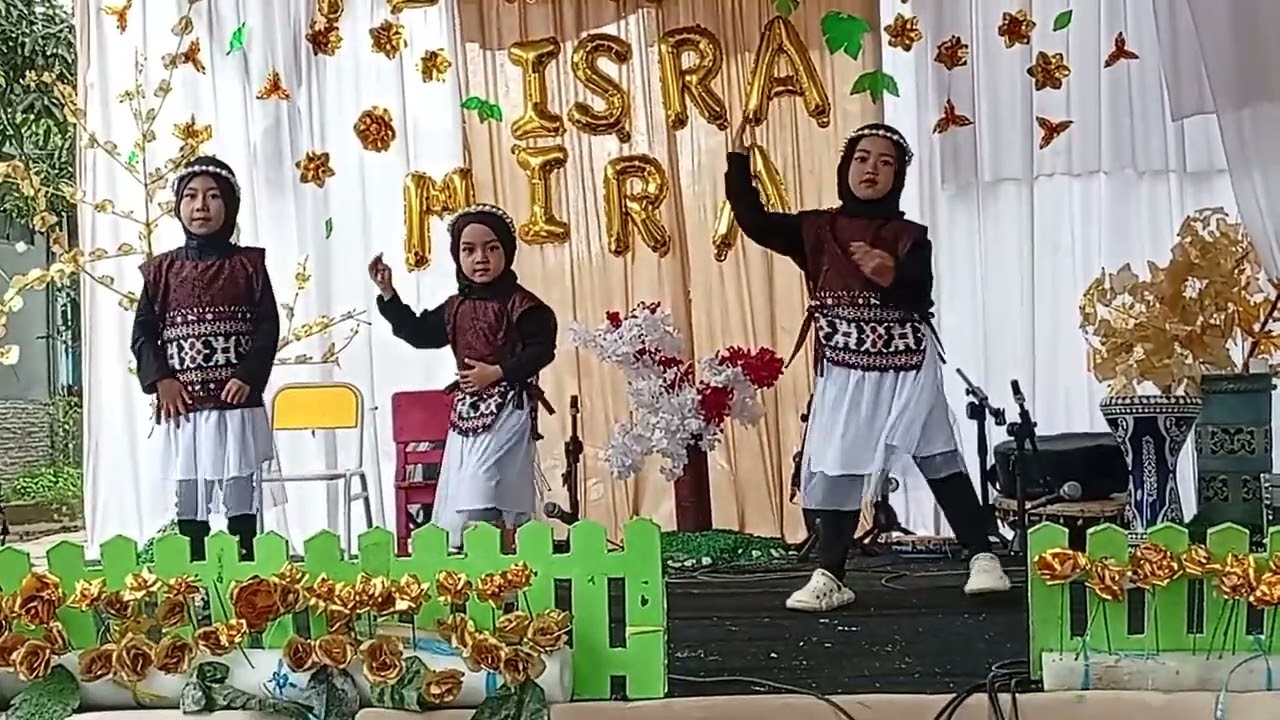Tari isyfa'lana oleh siswi / santri Tk Nurul Hasan dan Adz-dzikri Graha Margaasih