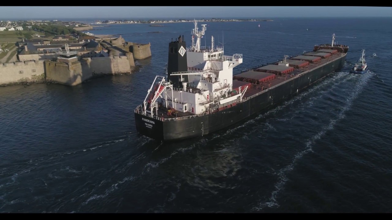 Sortie d'un grand vraquier du port de Lorient