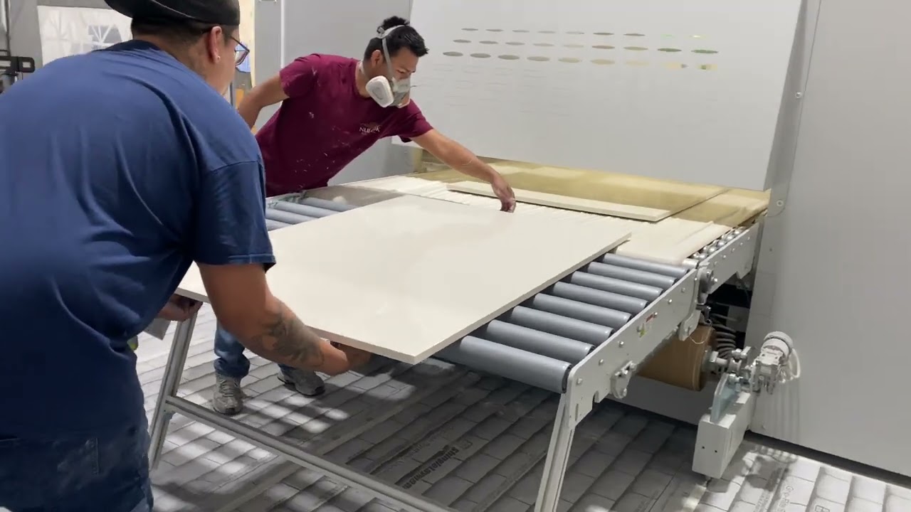 Spraying large panels with the Cefla flat line.
