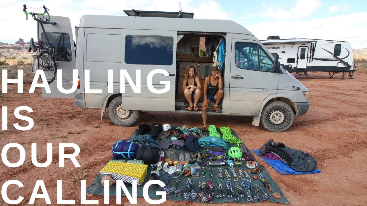 Two Chicks Travel ⎪Climbing Castleton Tower 👯‍♀️🏜