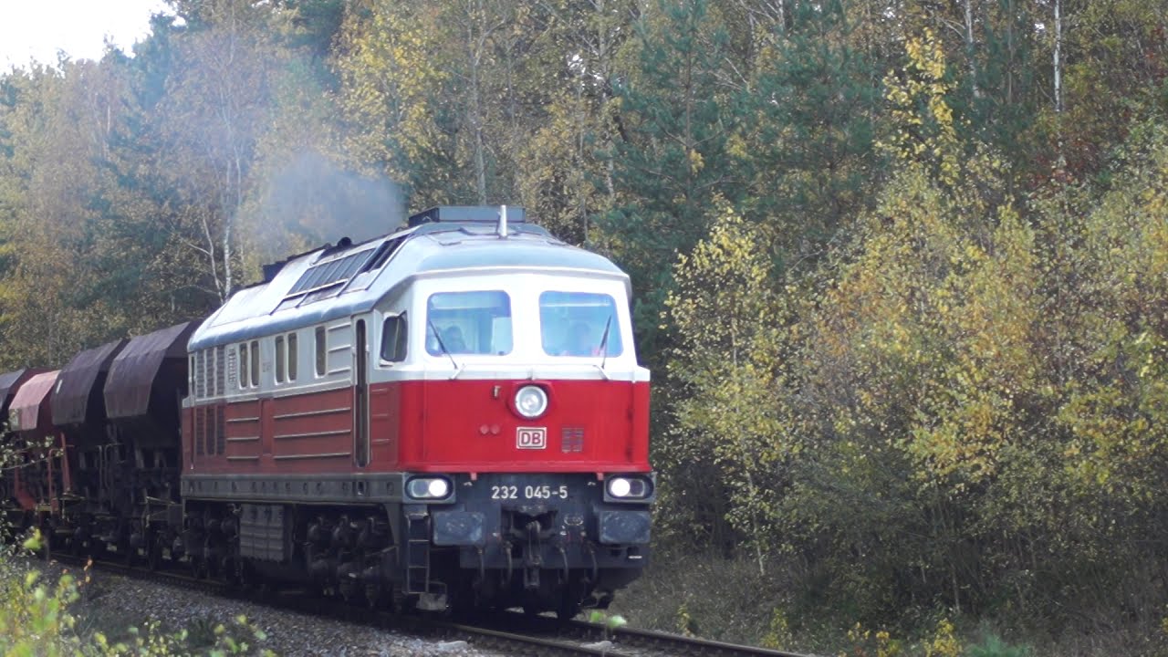 DB 232 045-5 mit Schotterzug am 02.11.2020