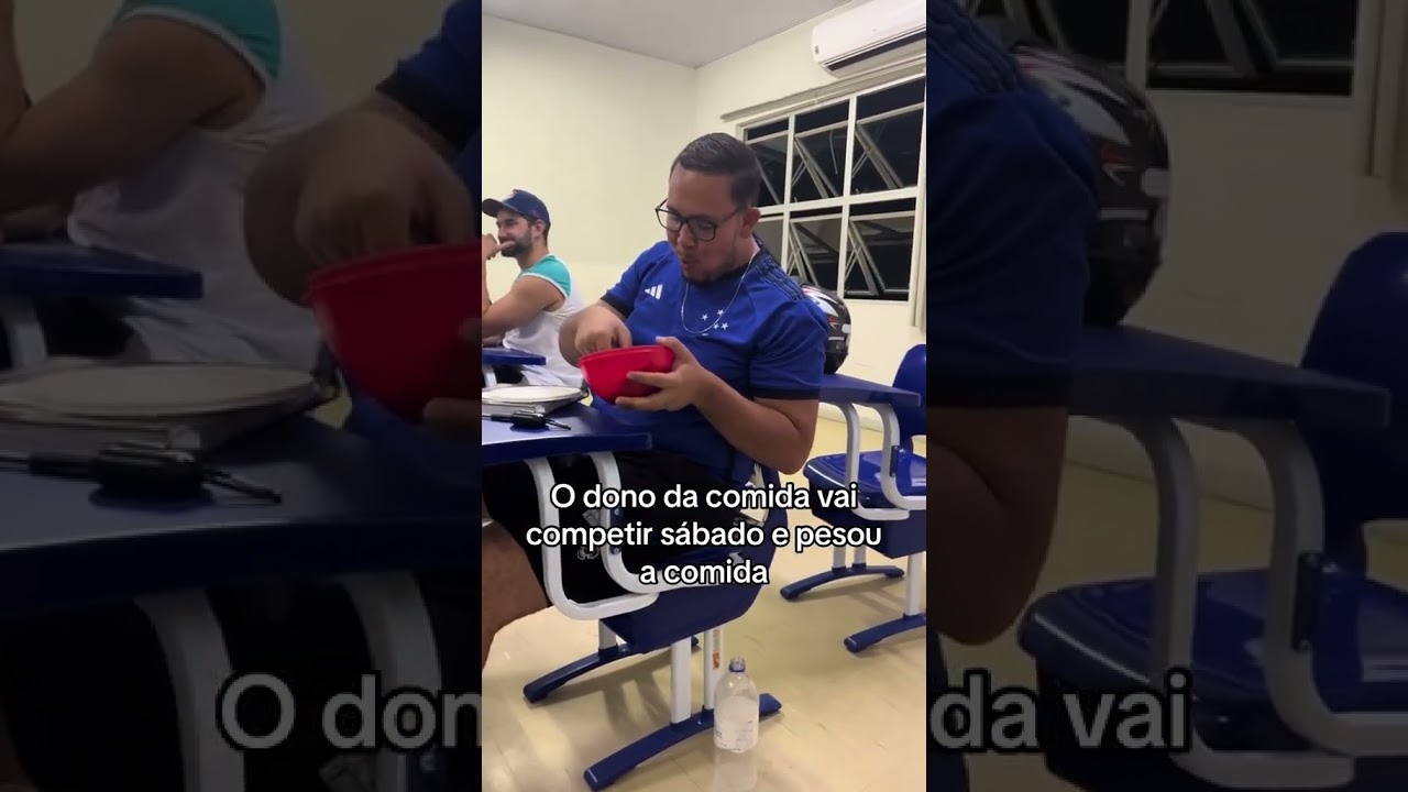 Guerra de comida dentro de sala Kkkk #escola #colegio