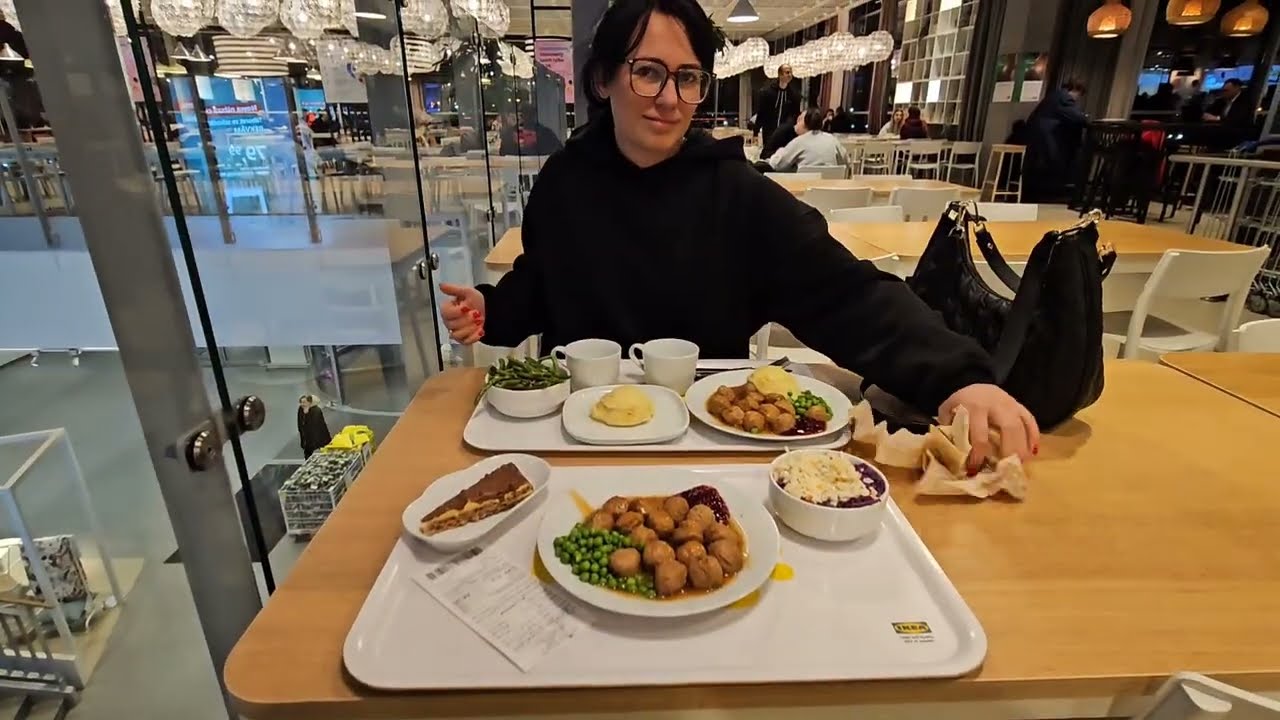 Jemy obiad w Ikei - klasyczny zestaw Vlog Ikea Kraków