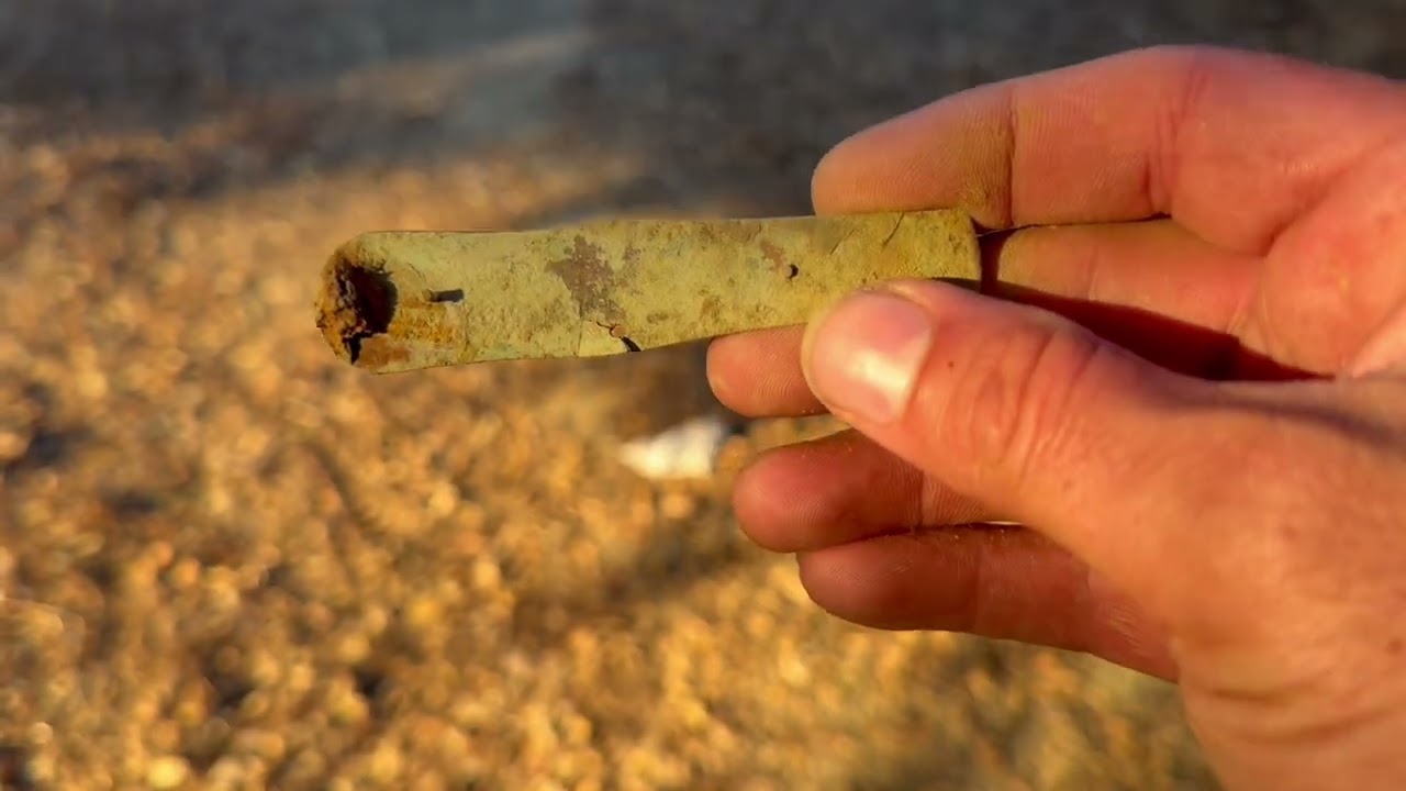 Nos encontramos una increíble pieza de una navaja antigua y un serrucho