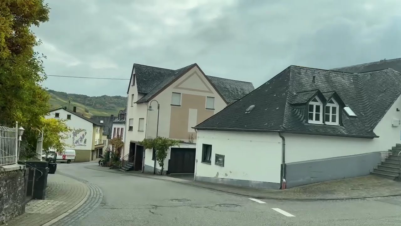 Vertrek uit het Tweelingdorp en aankomst in Wintrich