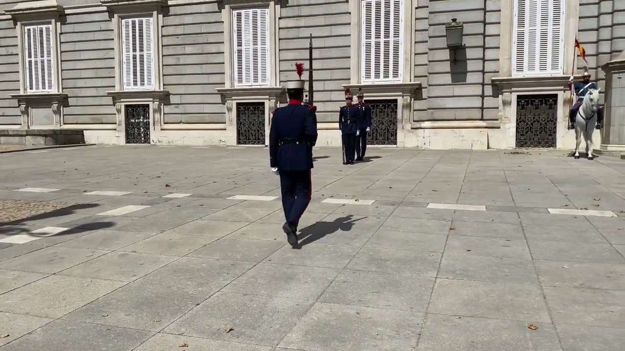 Cambio de guardia en el Palacio Real de Madrid - 22 de junio de 2022 - 1130 horas