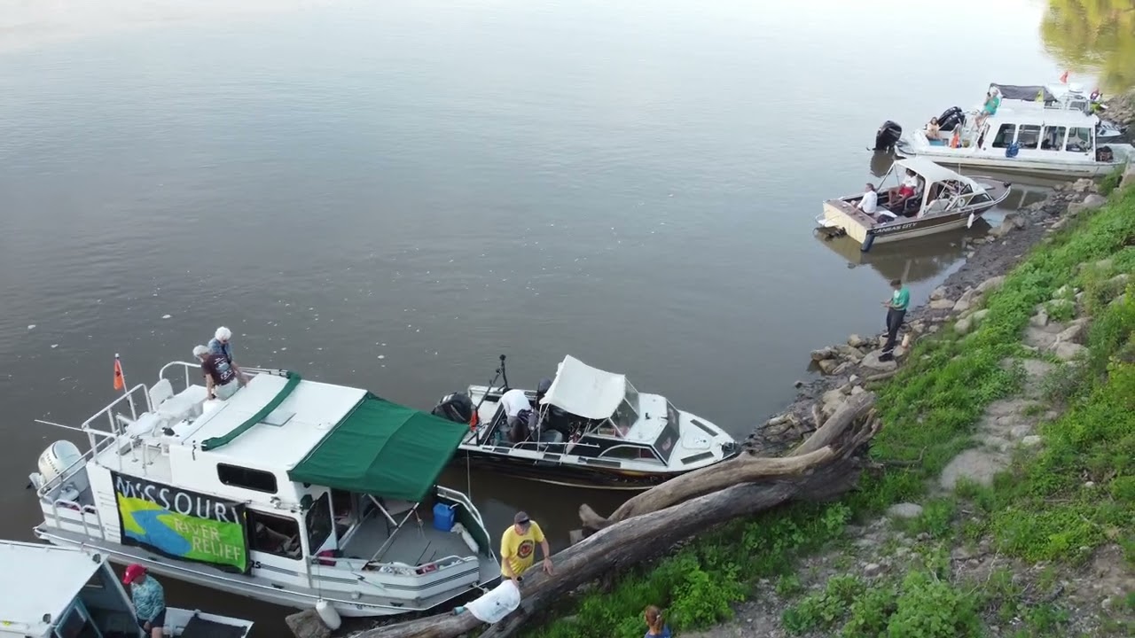 2022 MR340 safety boats at start