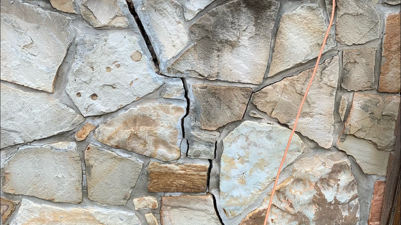 Reparando una barda de piedra