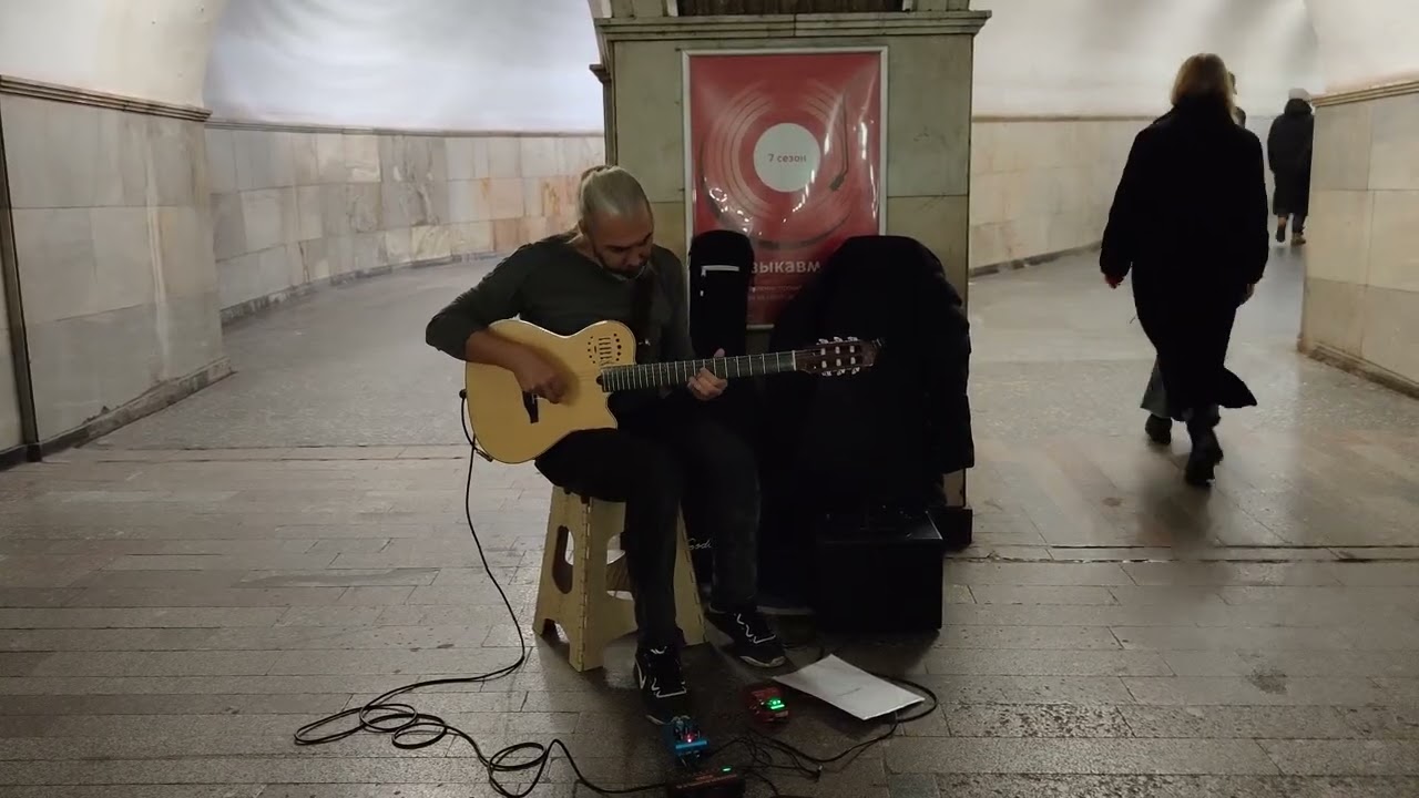 #Гитарист Marcus Bona - исполняет свою авторскую музыкальную композицию в #метро Москвы #Guitar
