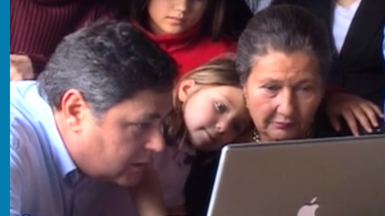 Simone Veil fait une recherche sur  la base de données des noms des victimes de la Shoah