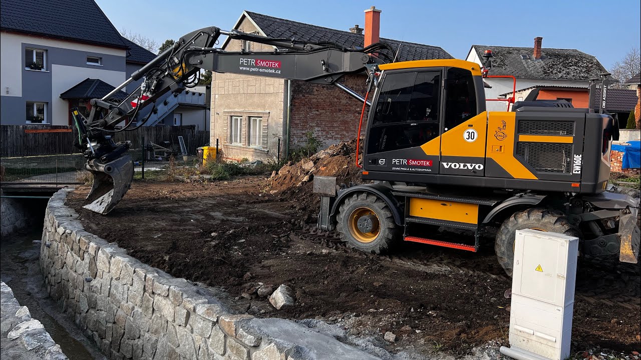 Dokončení Betonových Nájezdů na Hráz a Obsypání Skládaného Potůčku
