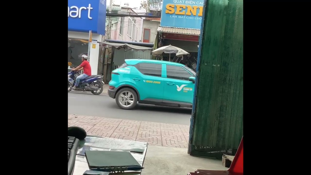Tết sài gòn 24 tết, mua hoa dọn đồ, mua hoa tấp nập, cho anh chị xa quê ở nước ngoài đỡ nhớ quê