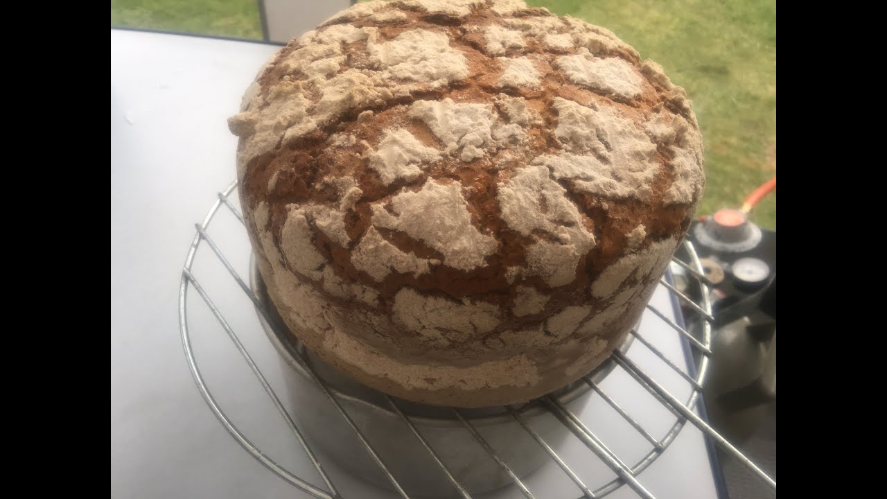 Roggenvollkorn Brot  im Topf gebacken auf Gasflamme vom Backmetz