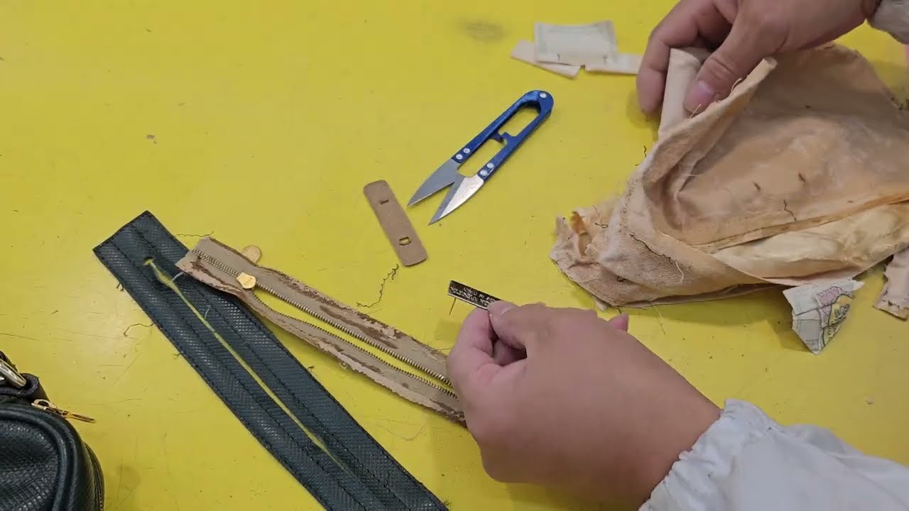 1. 【Ремонт дизайнерской сумки своими руками】Как заменить порванную подкладку | Пошаговая инструкция