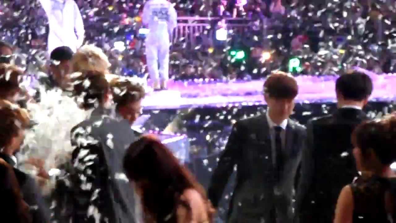 [Fancam] 131122 EXO pillow fight at the end @ MAMA 2013 in HK (HD)