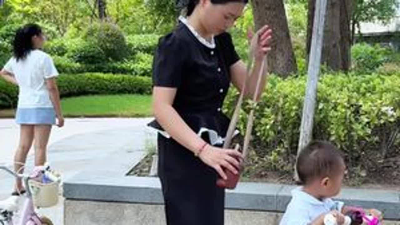 原来 我已经这么像一个妈妈了曾经那个手忙脚乱的女孩如今成为了得心应手的妈妈没人教我怎样做妈妈又好像天生会做妈妈鸡毛蒜皮的日常过成了岁月静好的模样没有退路也没有尽头… #喜爱度激励计...