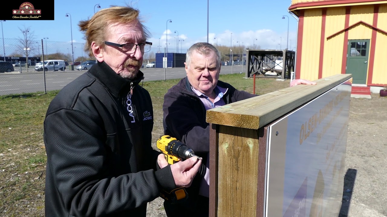 Det Gule Palæ, fase 2, skilt monteres (Den lange lave sidebygning)