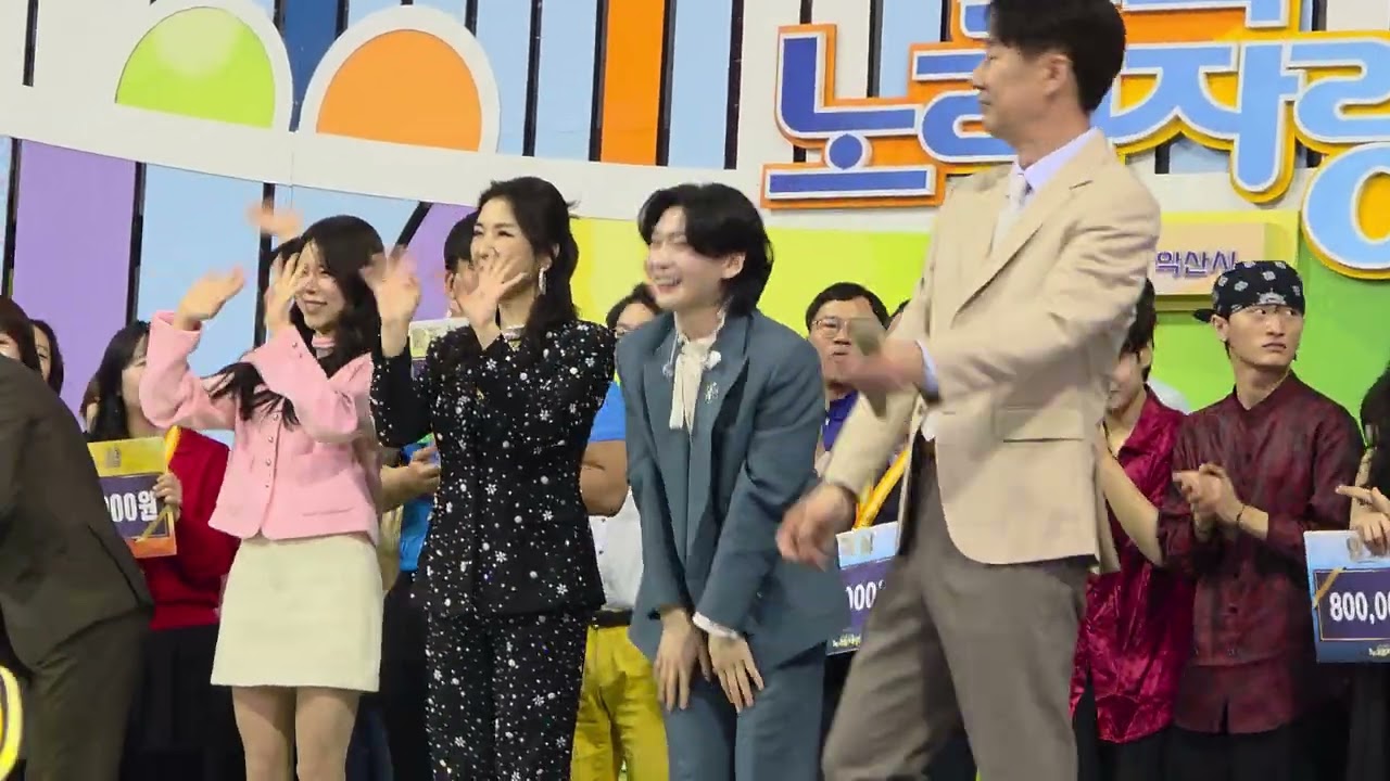 시상식 하시는 모습 🙈🥹 왠지 뿌듯하고 뭉클하네요 😚🤗 선배님 후배들과 나란히 전국노래자랑 익산편 #김용빈 #미스터트롯3대眞 #금수저 #어제도너였고오늘도너여서 #사랑은어떻게생겼을까