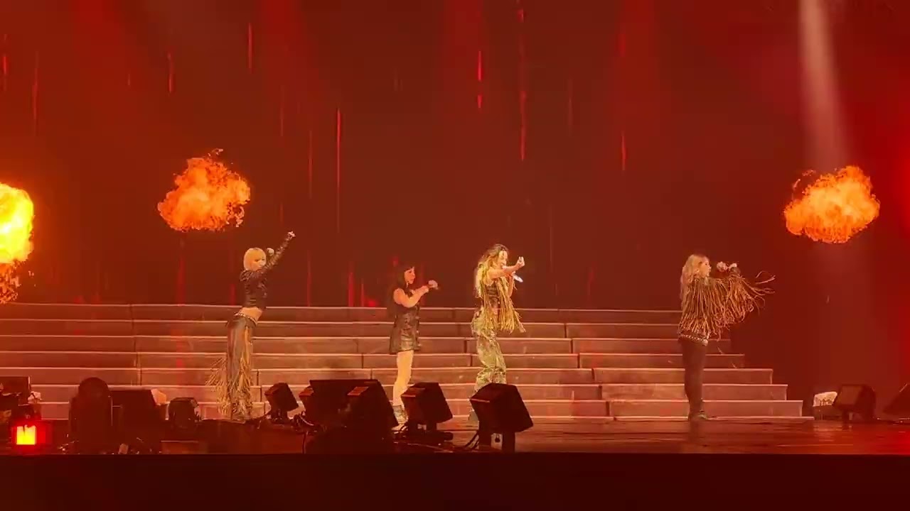 Fancam 2NE1 - Fire at Welcome Back Tour in Jakarta