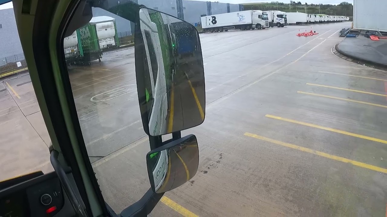 Подключение грузового автомобиля к прицепу.