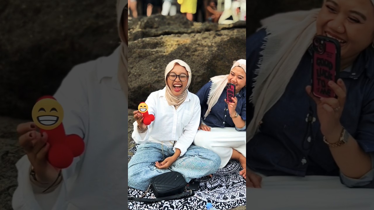Banana prank with humble Indonesian girls 🤣 #bananaprank #magicprank #streetmagic #funny #prank
