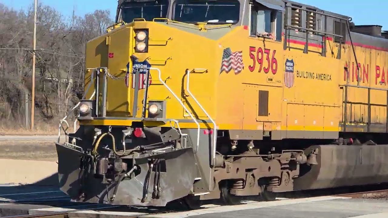 [4K] A FRESH C44ACM with FOULED horn, leads an Ace on a long stack train with a SALUTE! 