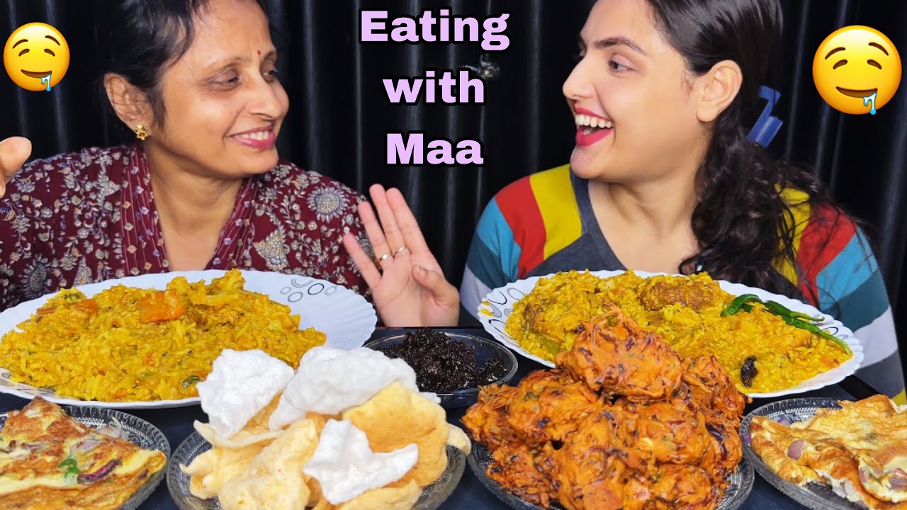 Eating Vegetable Khichdi with Omelette, Pakode, Papad | Mukbang Show, Foodies 
