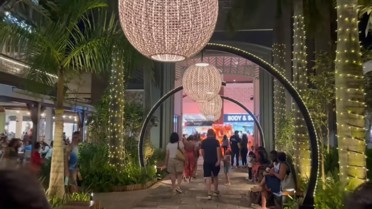 Walking Friday night at bagatelle mall 3 days before Christmas POV Mauritius