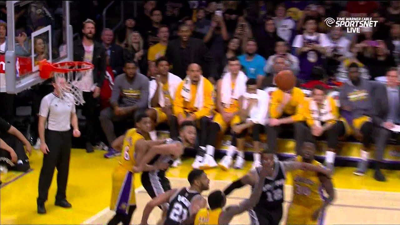 Kobe Bryant dislocates finger, trainer Gary Vitti pops it back in: Spurs at Lakers