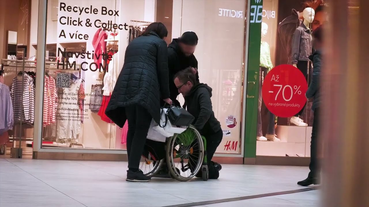 Spadl z vozíku, pomohl alespoň někdo? | SOCIÁLNÍ EXPERIMENT