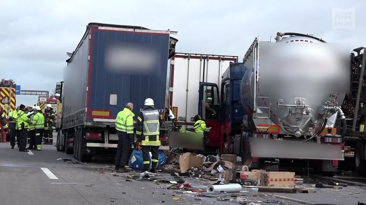 Bremen-Arsten: Lkw-Fahrer übersieht Stauende auf A1 und schiebt vier weitere Lastwagen ineinander