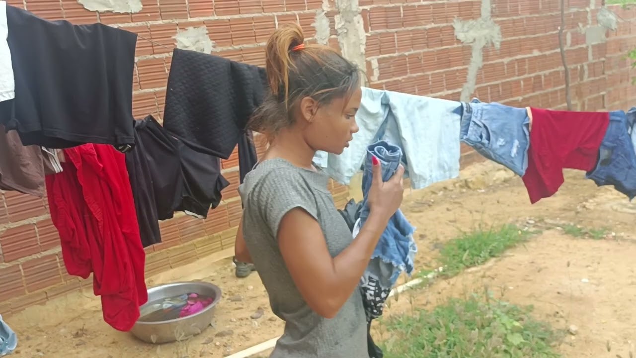 Camile lavando roupa